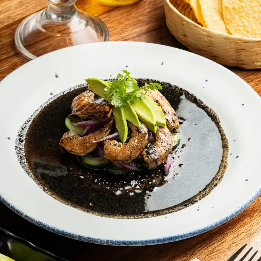 Aguachile negro de camarón con aguacate