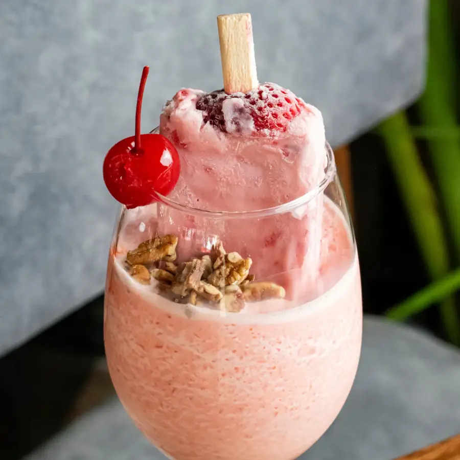 Bebida de fresa con cereza y nuez