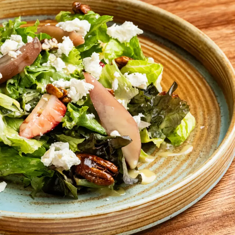 Ensalada con fresa, queso de cabra y nuez