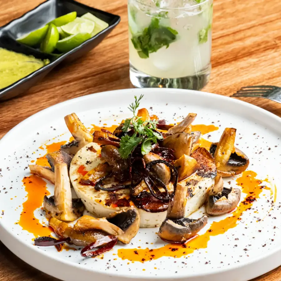 Queso al grill con champiñones y aceite de chiles